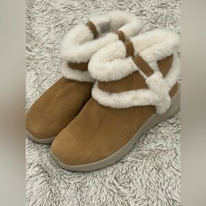 Skechers Brown Suede Ankle Boots with Cream Faux Fur Trim